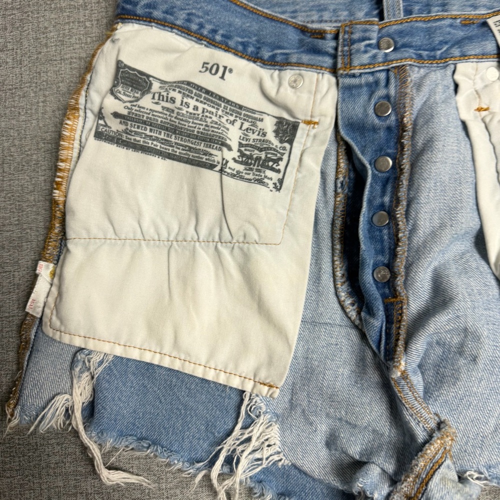 Levi's 501 High Rise Cut Off‎ Denim Shorts W26 Light Wash Distressed Frayed Hem - Picture 9 of 13
